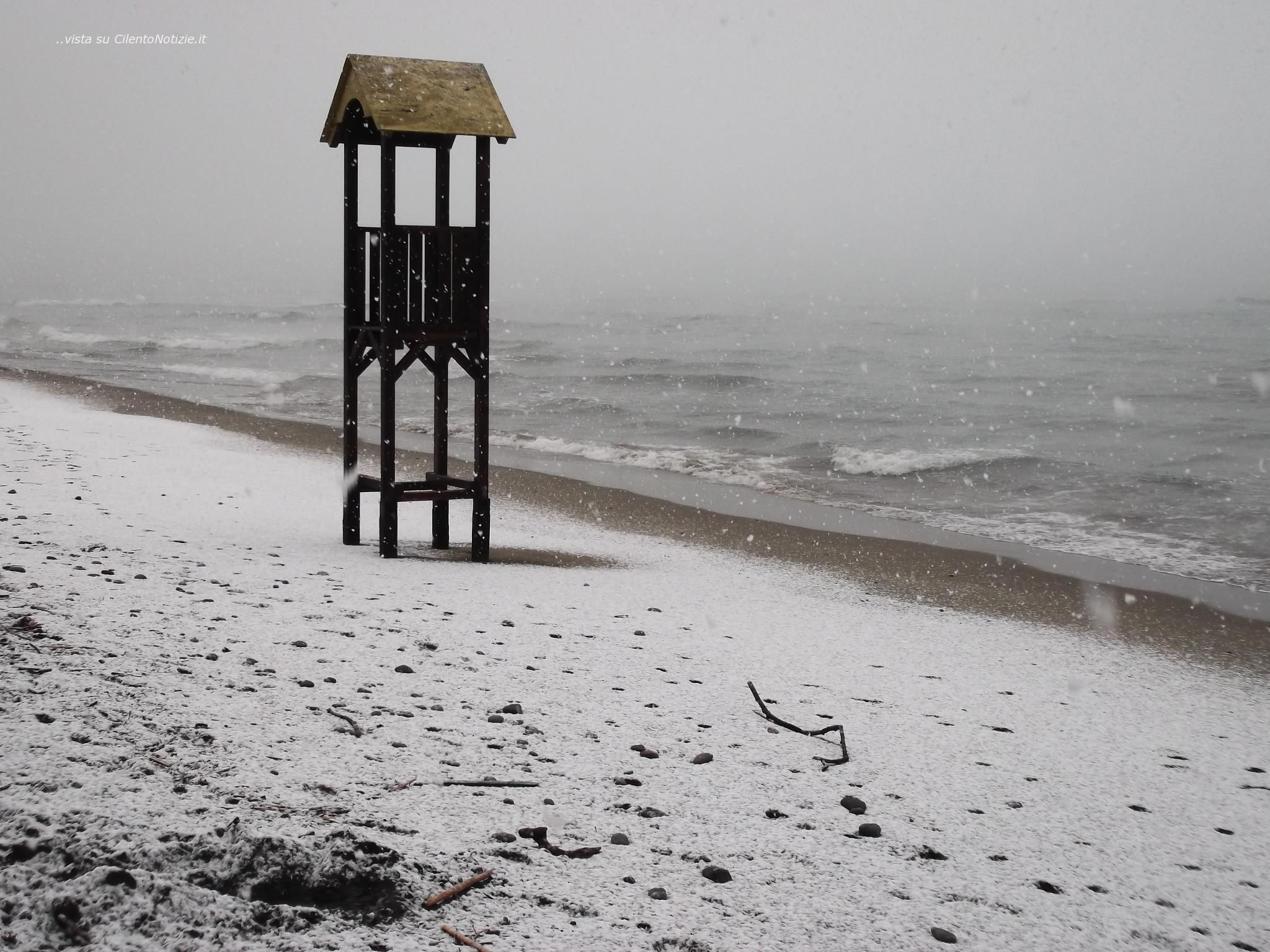 neve sulla spiaggia