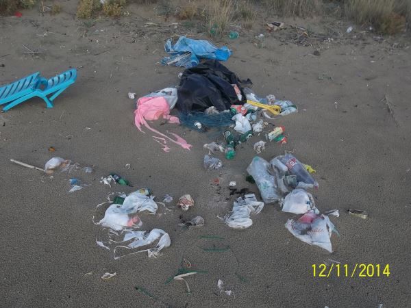 sporcizia in spiaggia