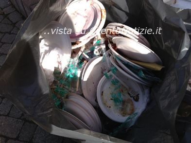 raccolta piatti di plastica sporchi