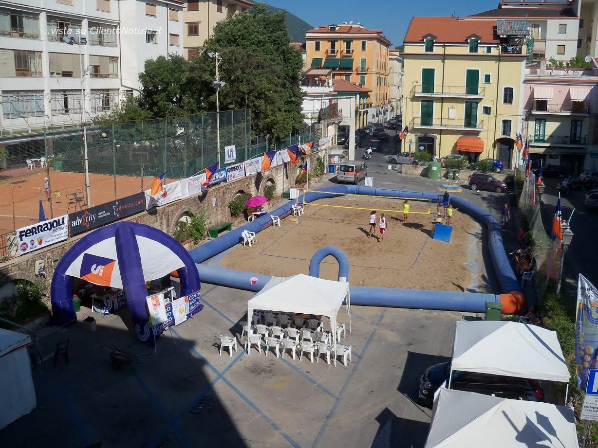 campo beach volley tra i palazzi