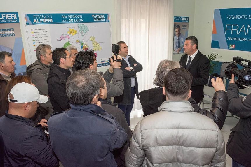 franco alfieri tra la gente