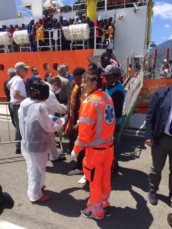 sbarco migranti foto asl salerno