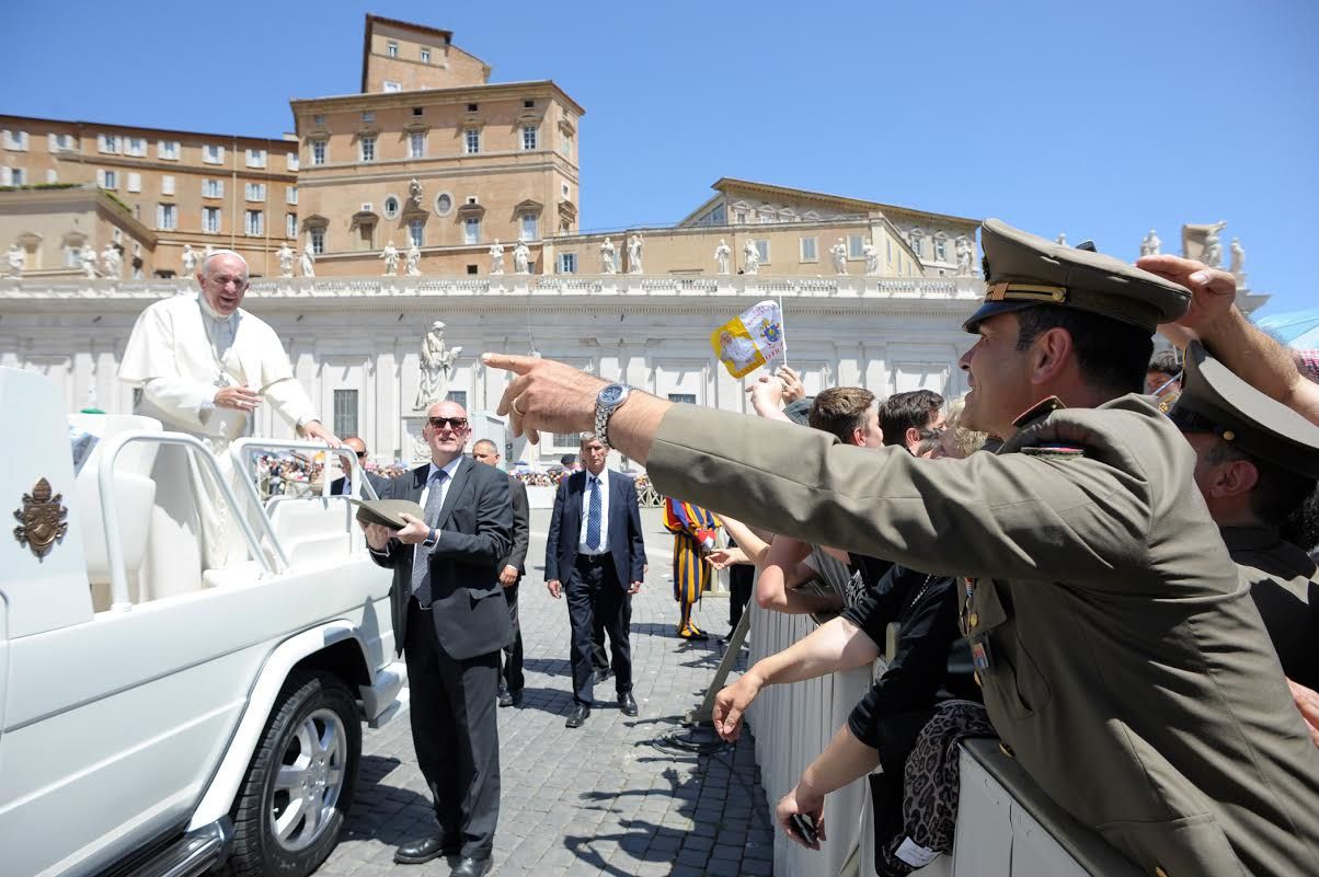 auto bianca papa francesco