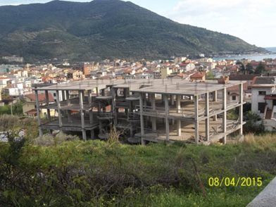 scheletri cemento armato paesaggio