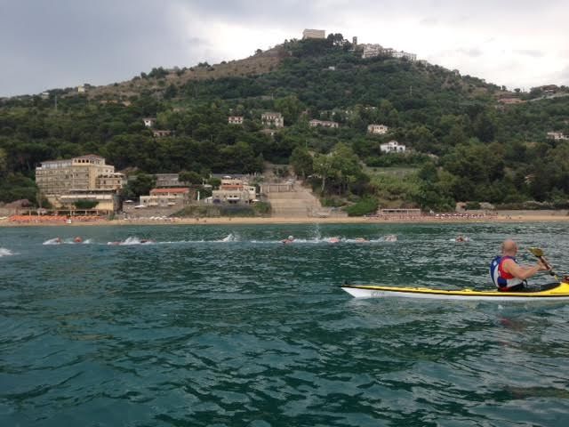 nuoto castellabate sullo sfondo