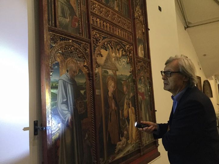 Vittorio Sgarbi visiona l arte