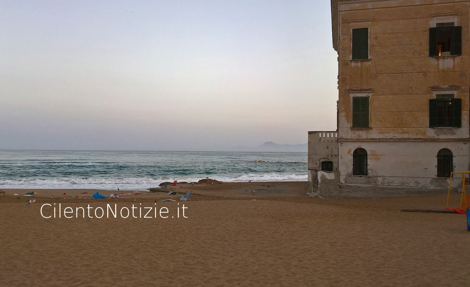 spiaggia marina piccola ombrelloni sequestrati