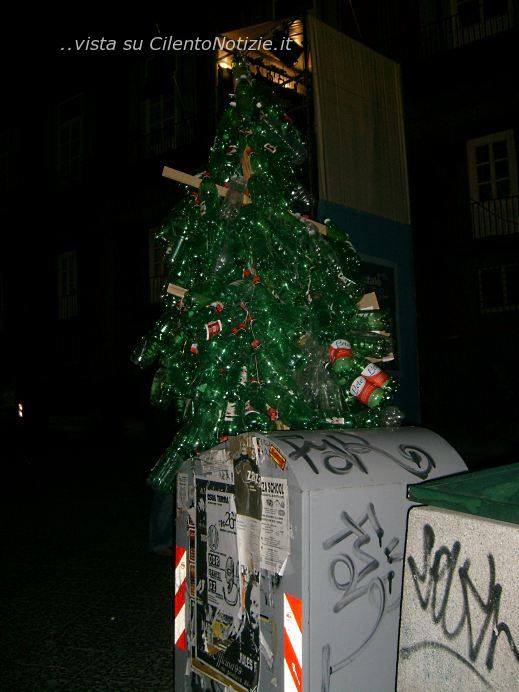 natale 2011 albero con bottiglie di plastica