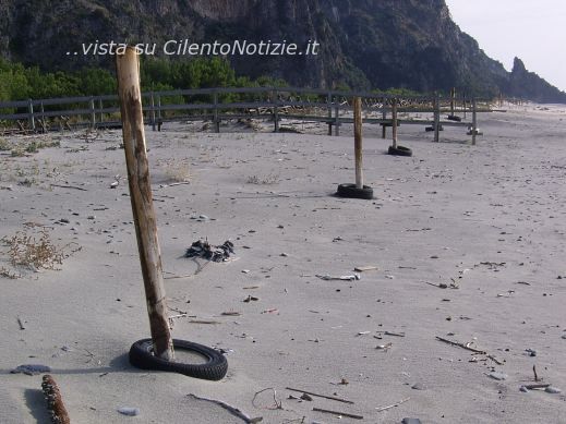 ambiente rifiuti pericolosi spiaggia