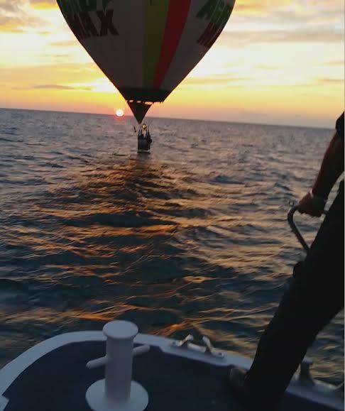 mongolfiera cade in mare