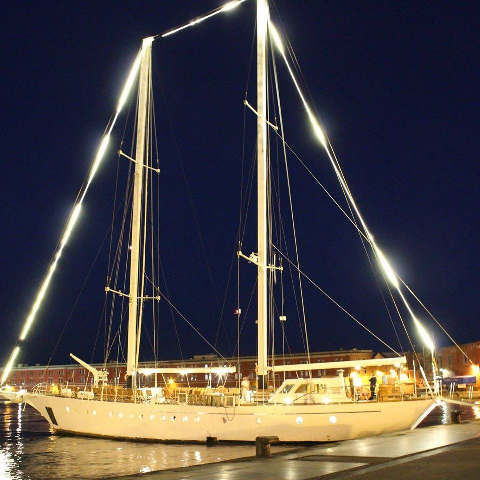 veliero tortuga di notte