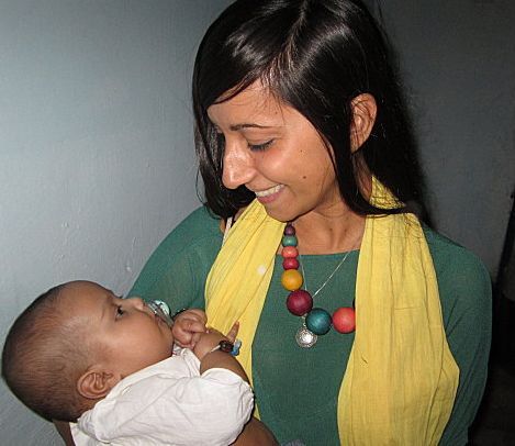 Rossella Urru con bimbo in braccio