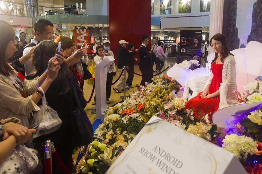 Geminoid F donna robot woman