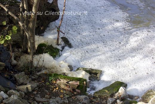 schiuma fiume mingardo dopo pioggia