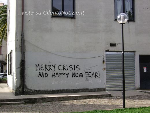 scritta su muro crisis happy fear