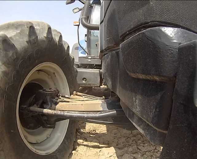 01042015 trattore nei campi