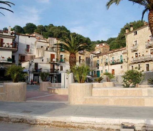 01062019 piazzetta a centola