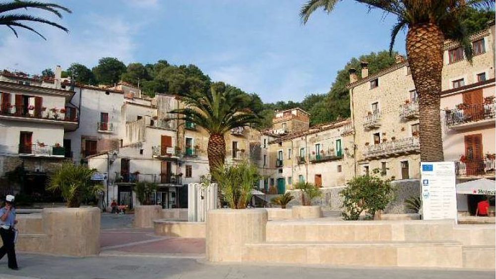 01062019 piazzetta a centola