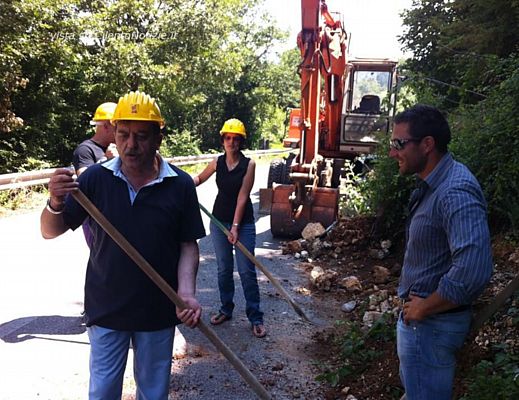 01082013 sindaco spala strade a buccino