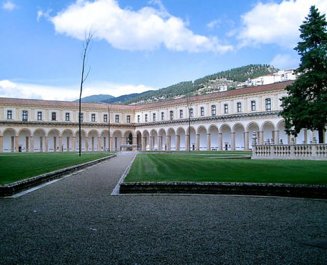 01102014 chiostro certosa padula