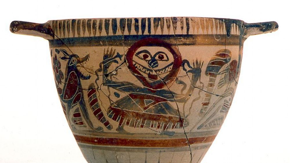 01102018 Oinochoe d argento dalla tomba 928