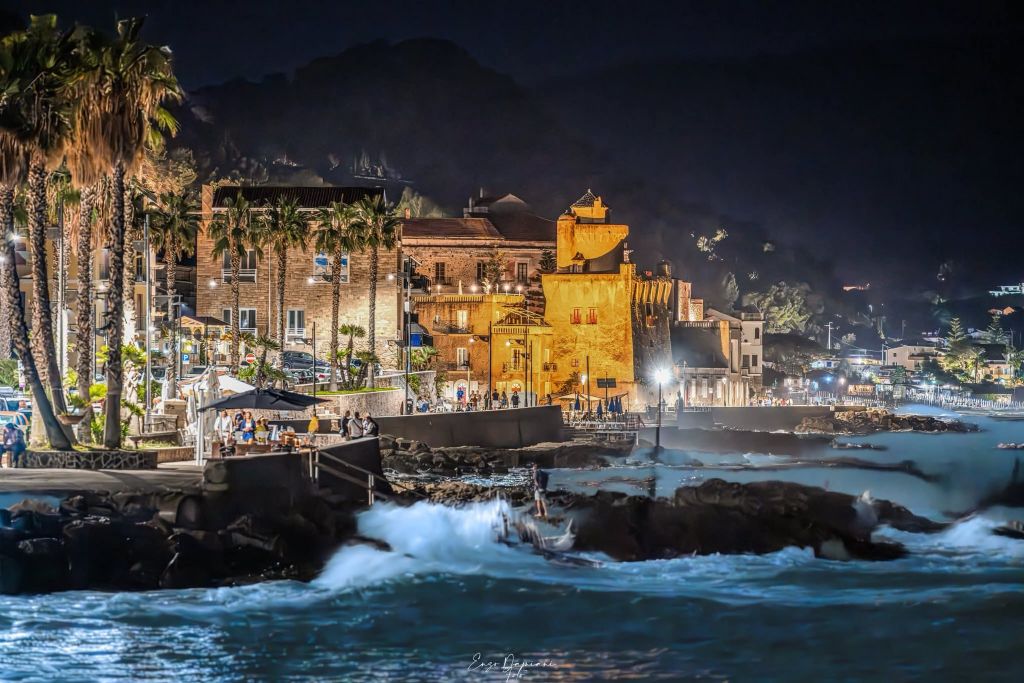 mare in tempesta a santa maria di castellabate
