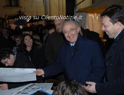 01122012 SINDACO salerno AL MERCATINO natale 2012