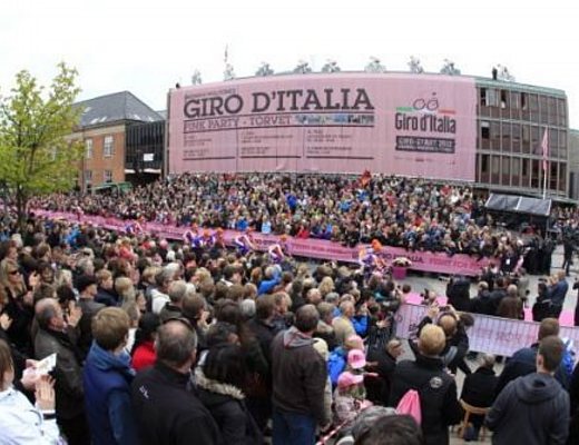 02032013 giro d italia gente in strada