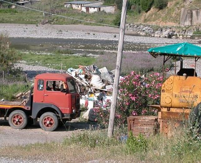 02032014 rifiuti parco 01