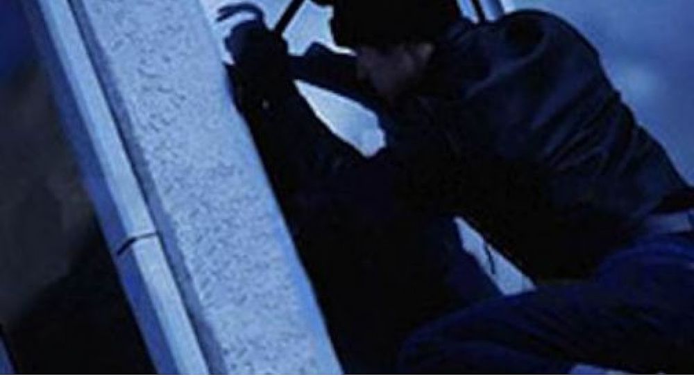 02092017 ladro in azione di notte