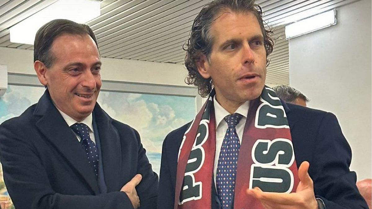 03012024 foto domenico de rosa posa con sciarpa della us poseidon 1958 03012024 foto domenico de rosa posa con sciarpa della us poseidon 1958