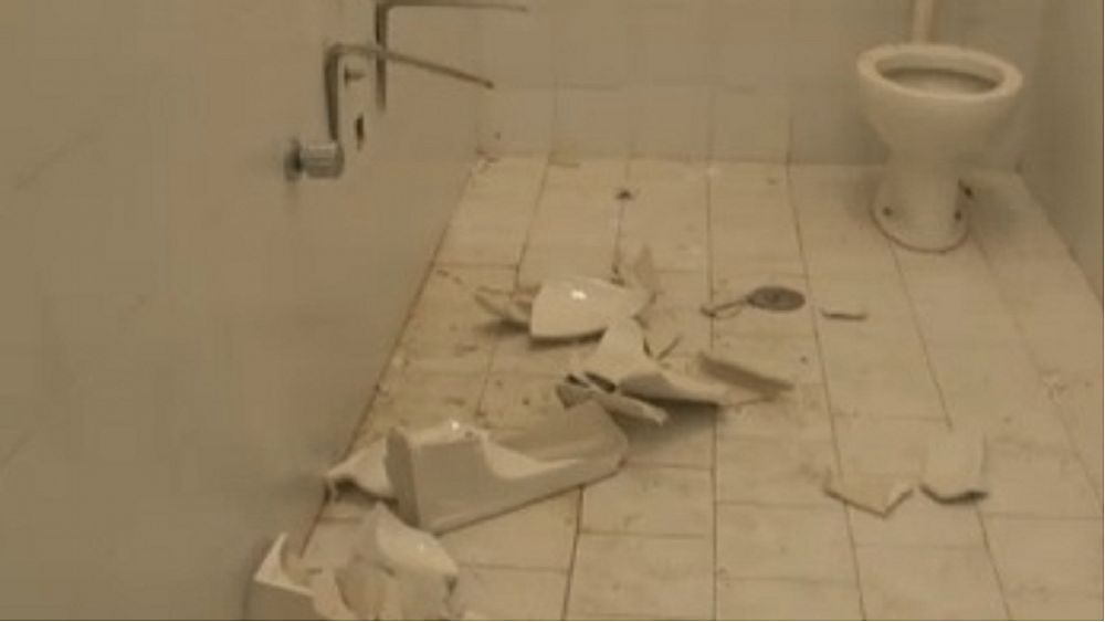 03082016 vandali scuola