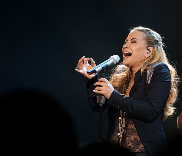 03082018 anastacia tour