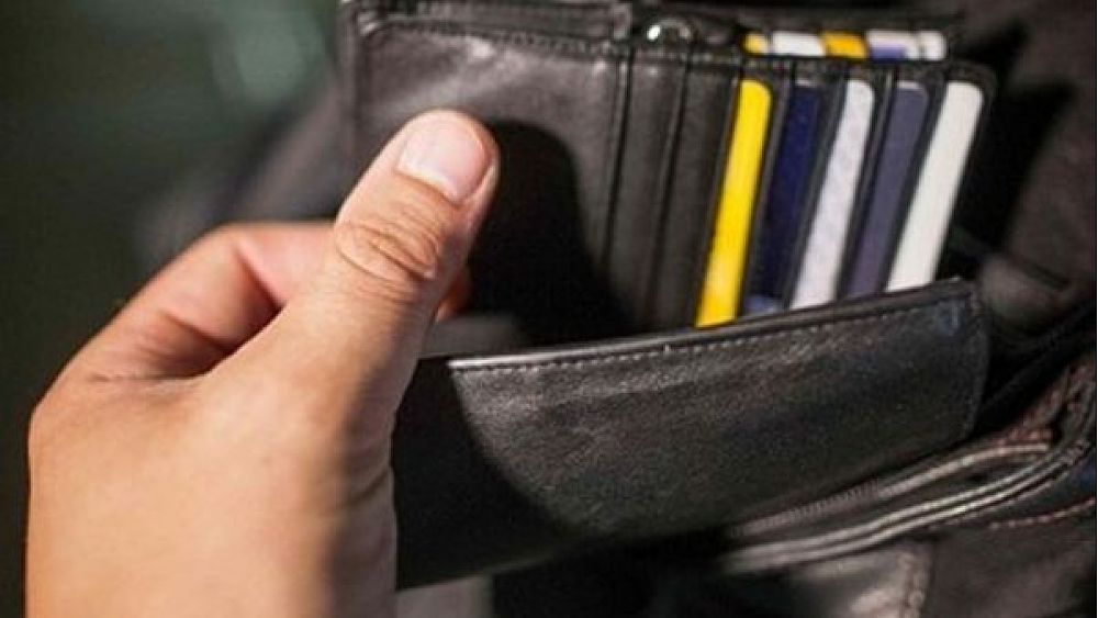 03082018 furto portafogli