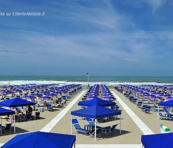 03092019 spiaggia ombrelloni paestum