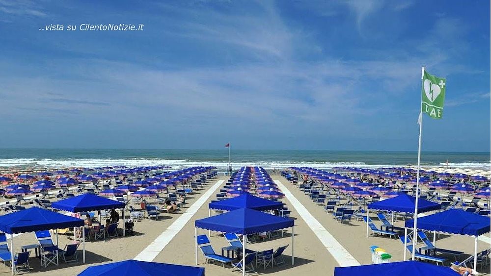 03092019 spiaggia ombrelloni paestum