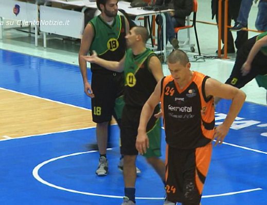 03122012 Niegos Visnjic con la nuova divisa