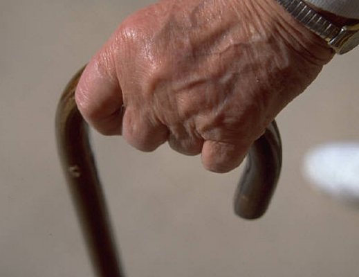 04042013 mano di anziano