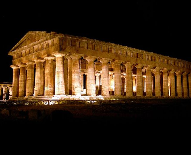 04052015 templi di paestum di notte