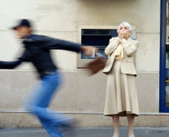 04072013 furto con scippo