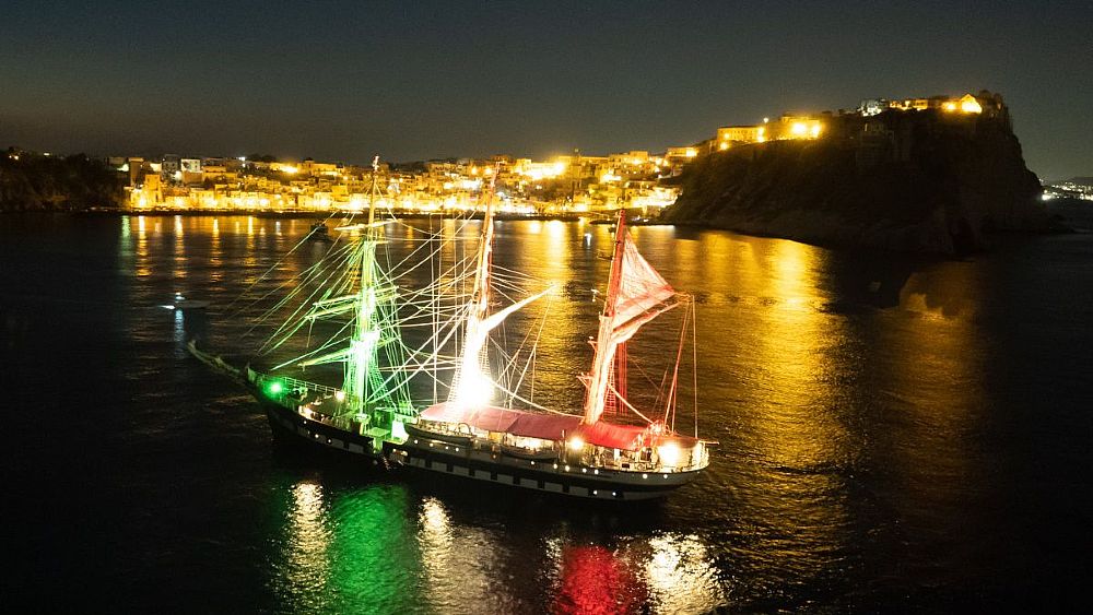 04072023 nave palinuro tricolore