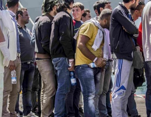 04082014 migranti porto salerno