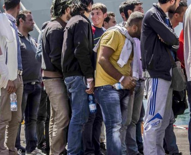 04082014 migranti porto salerno