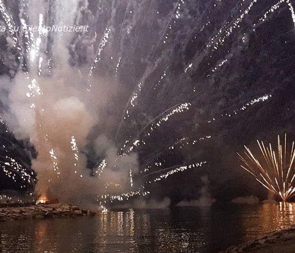 04082017 fuochi d artificio notte blu