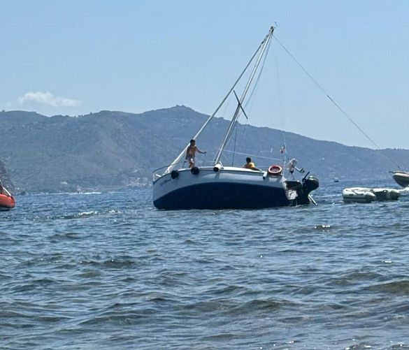 04082024 barca incagliata sugli scogli