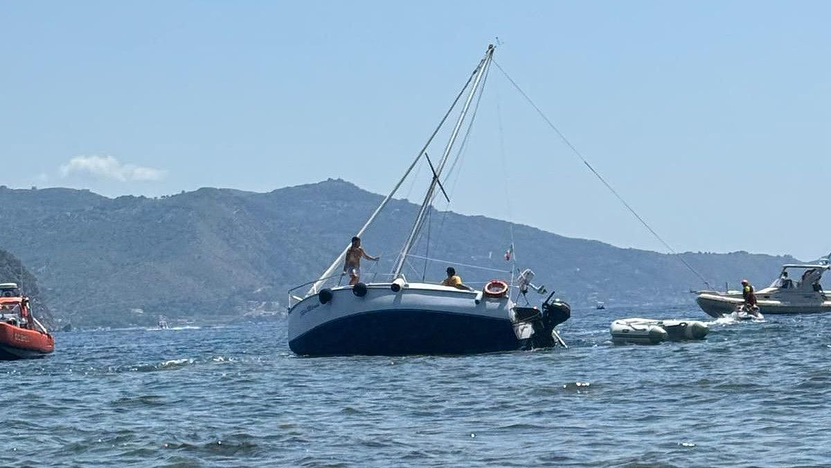 04082024 barca incagliata sugli scogli