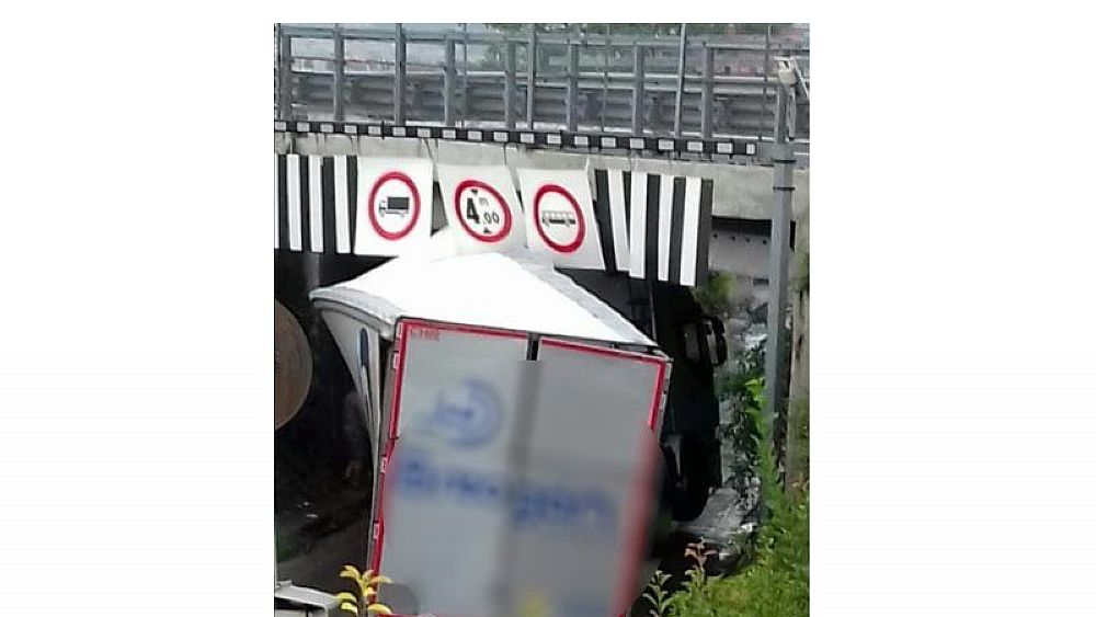 04092018 camion bloccato palazzi