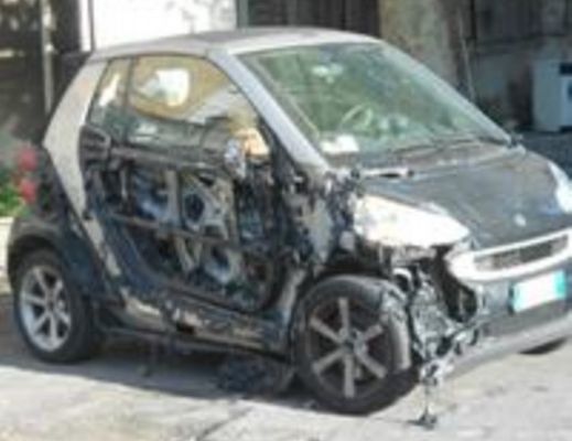 04102014 auto incendiata