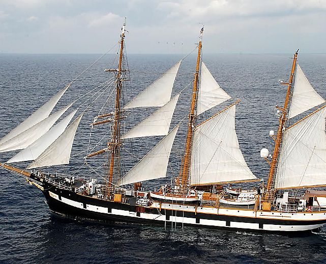 04112015 nave scuola palinuro