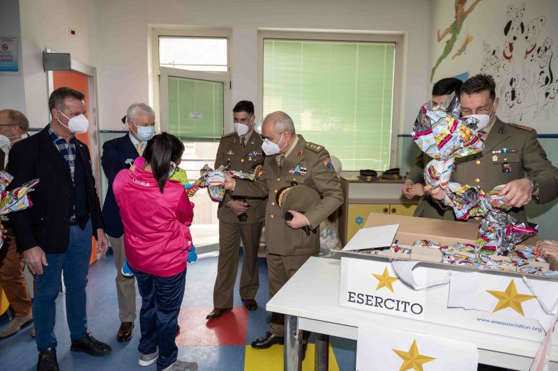 momento consegna uova esercito ai bambini